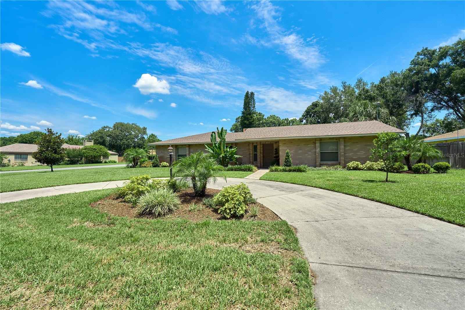 906 Crestview Dr  