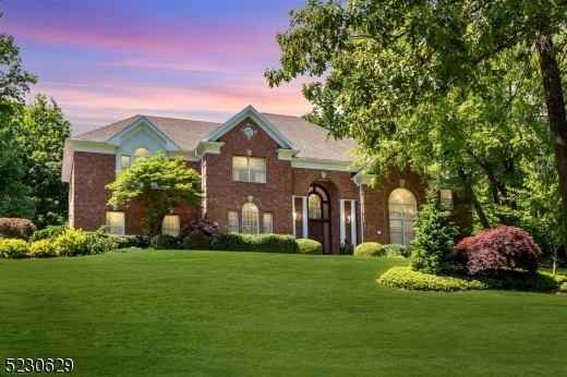 13 WHISPERING Way  