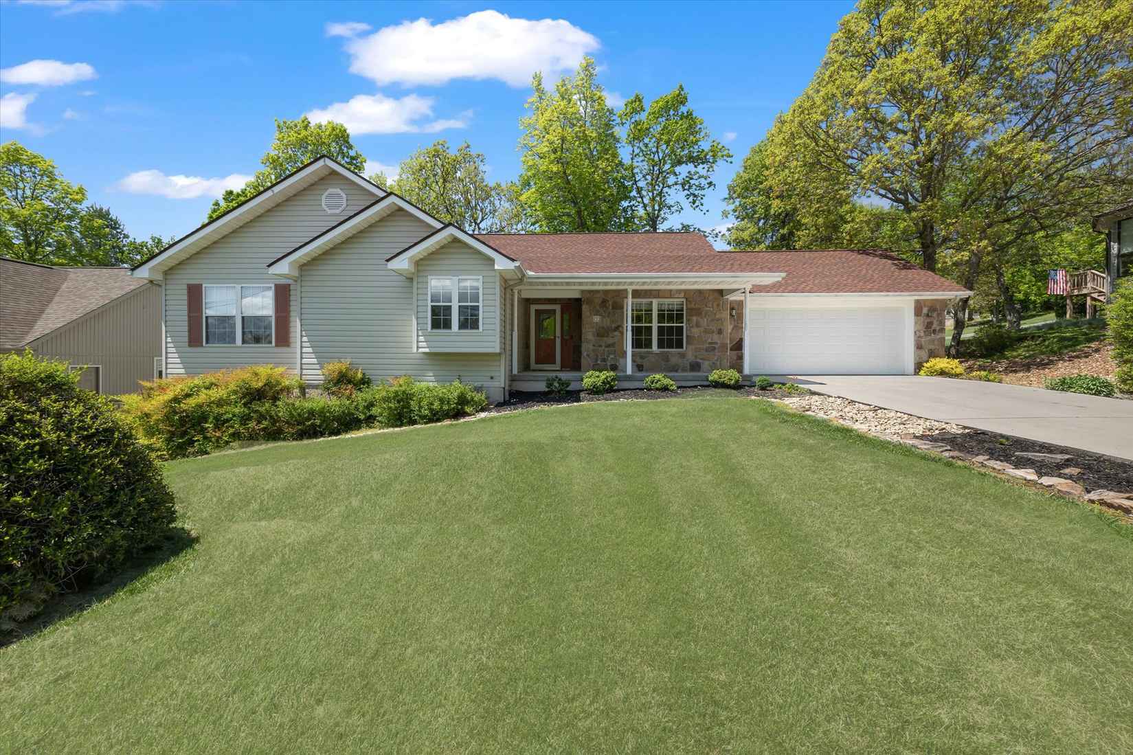 22 Sugarbush Ln  