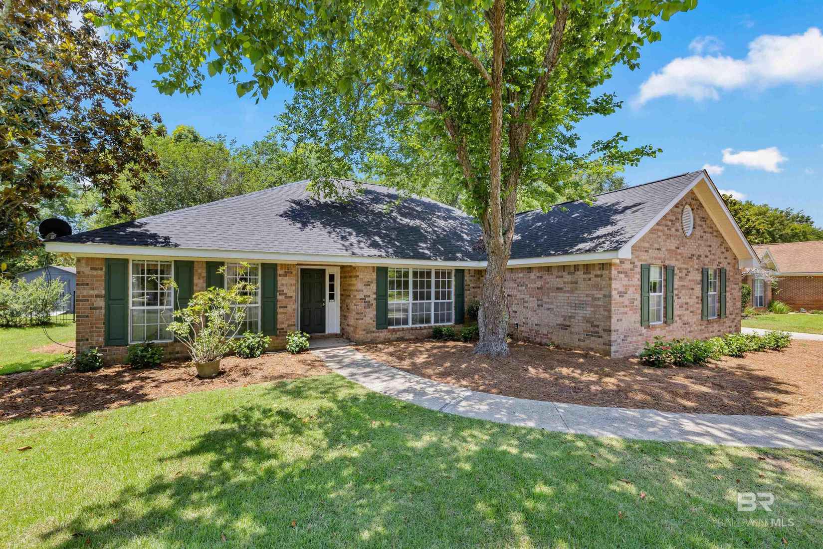 162 Hawthorne Cir  