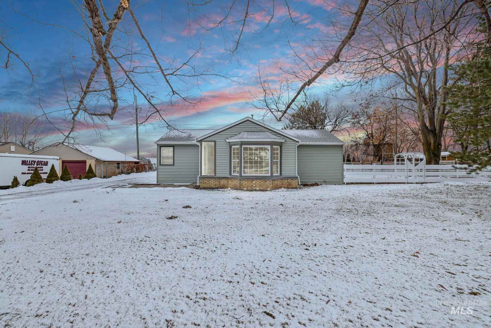 807 Blue Lakes Blvd S  