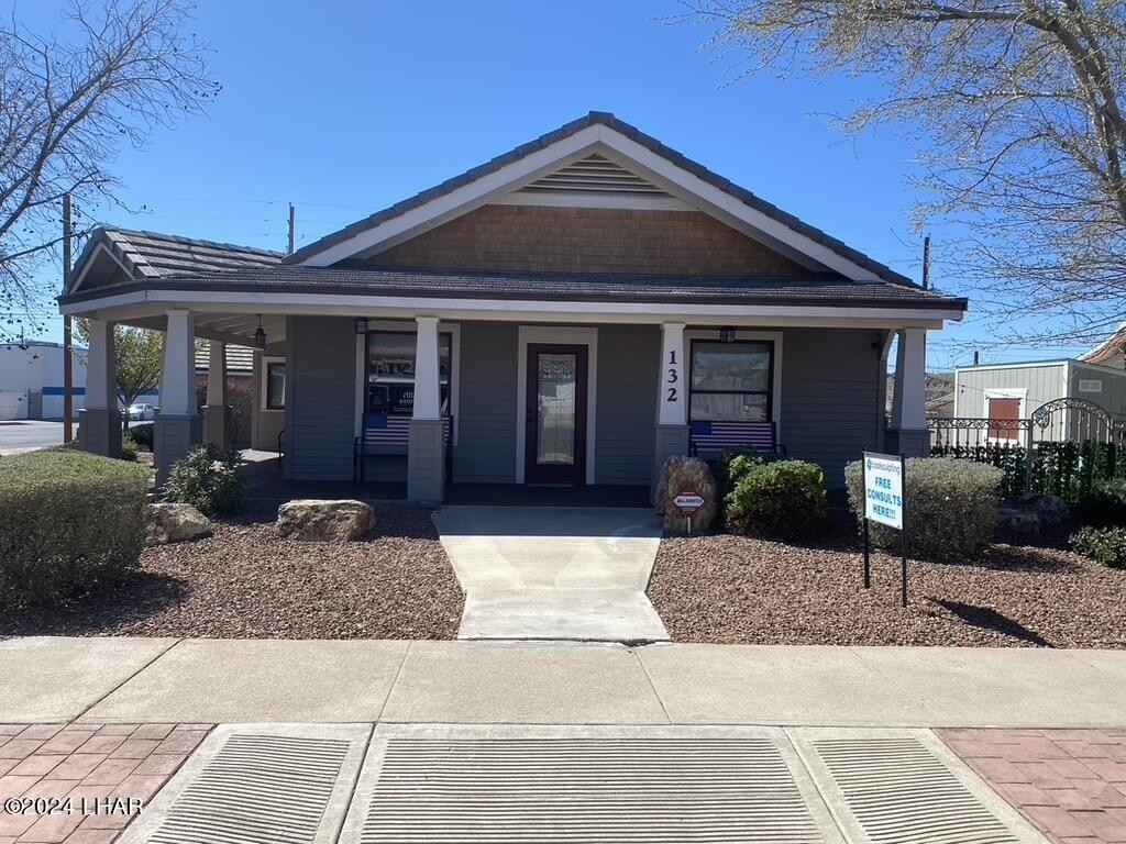 132 E Oak St  