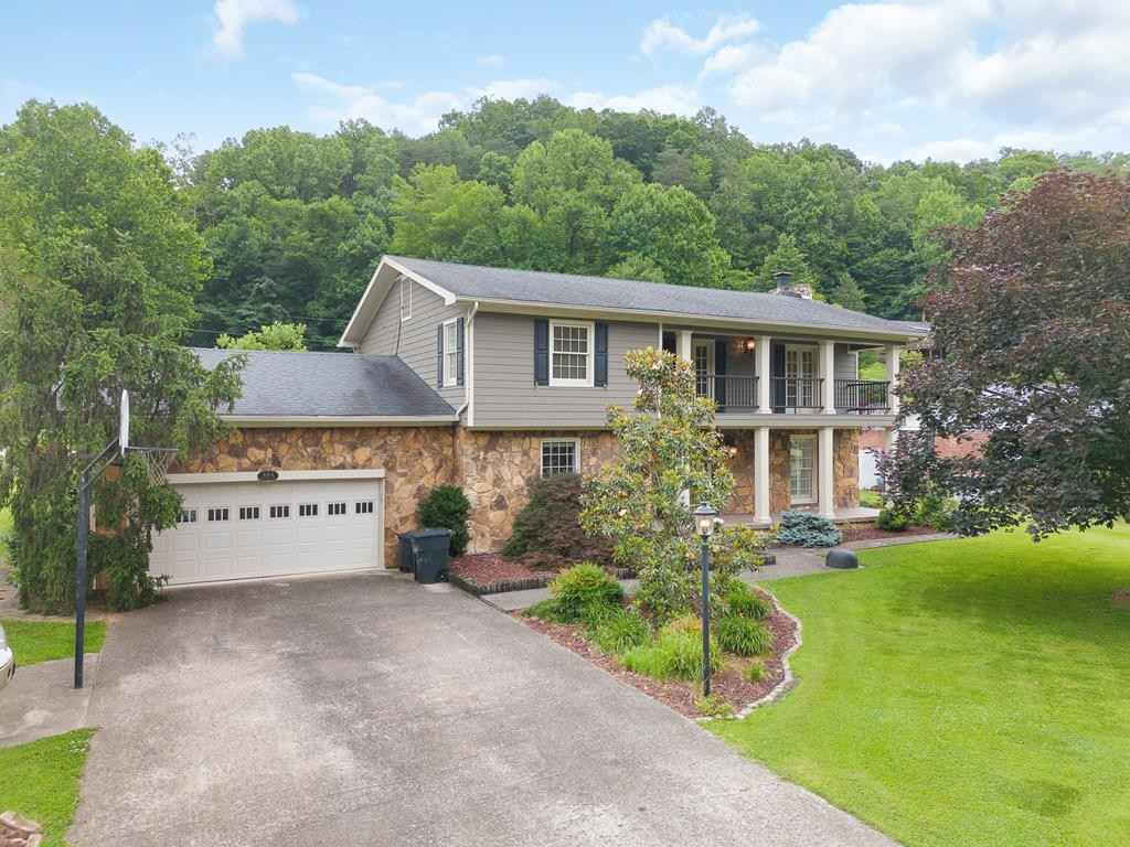664 Lakeside Dr  