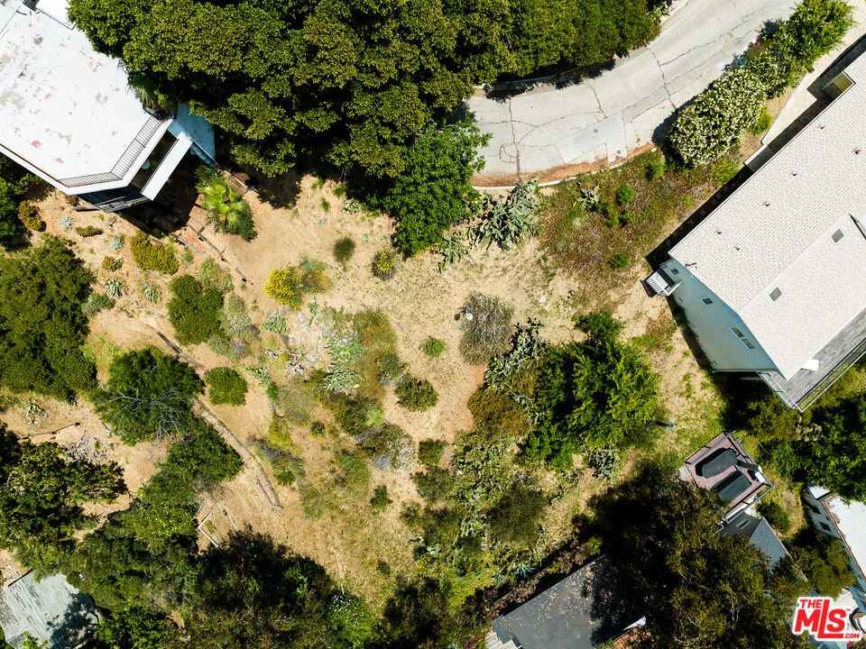 2701 Hollyridge Dr  