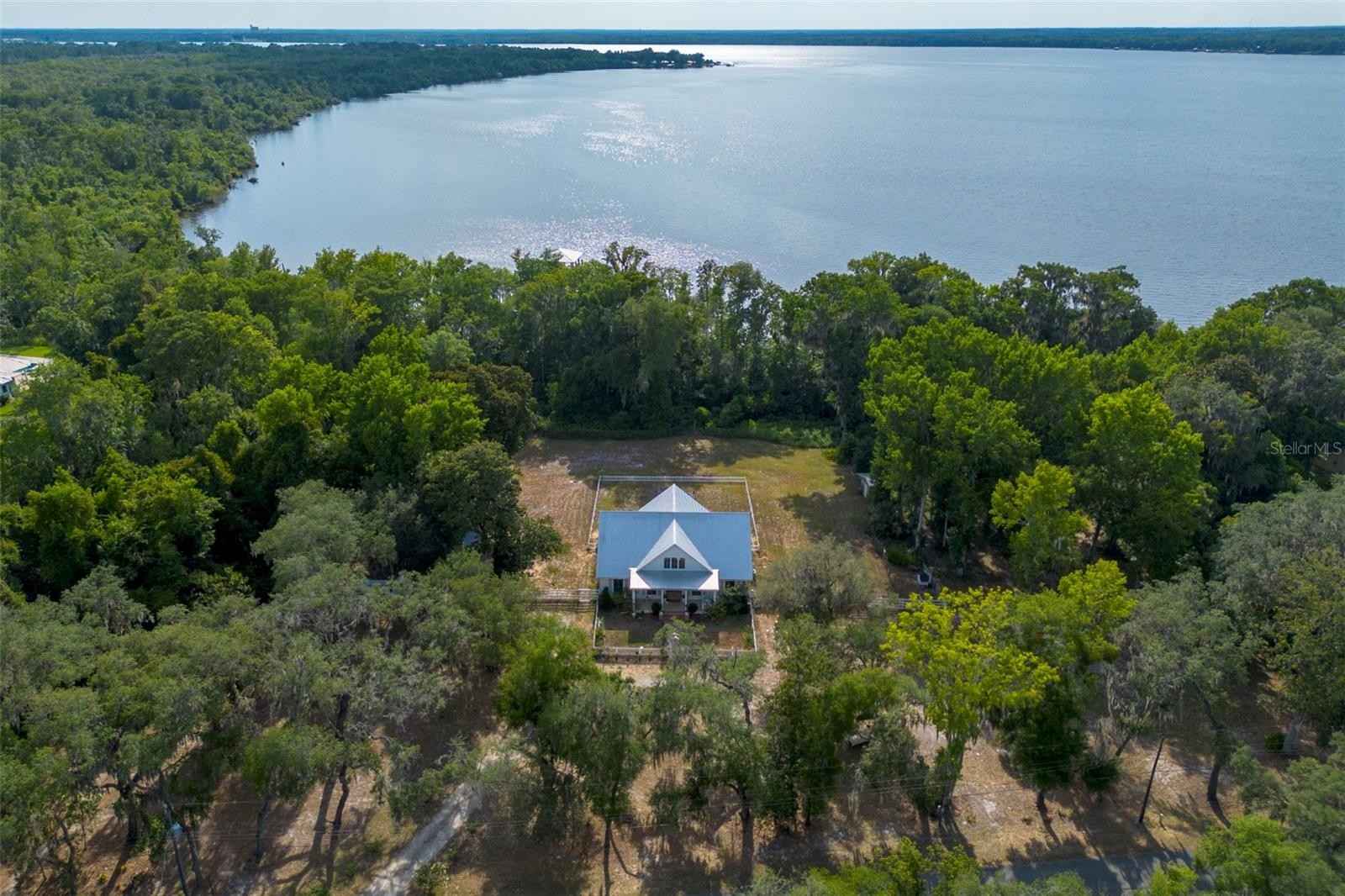 135 W GRANDVIEW Dr  