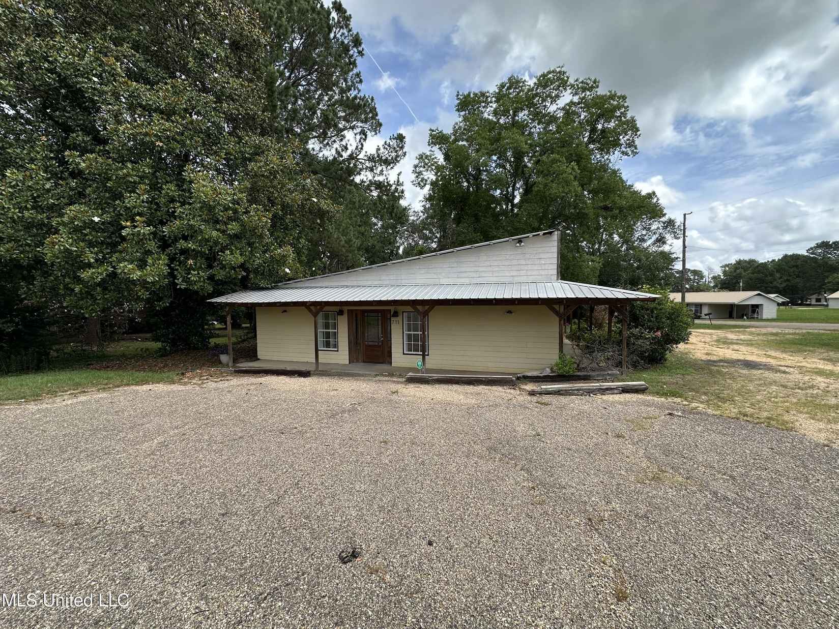 711 Laurel Dr  