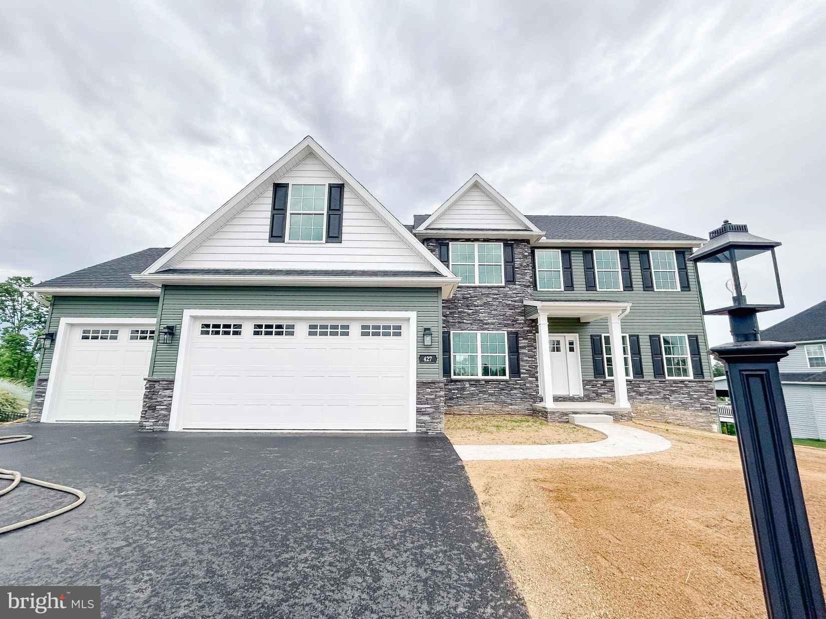 427 DELANIE Dr  