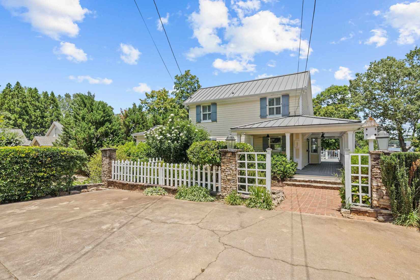 142 HICKORY Pt Dr  