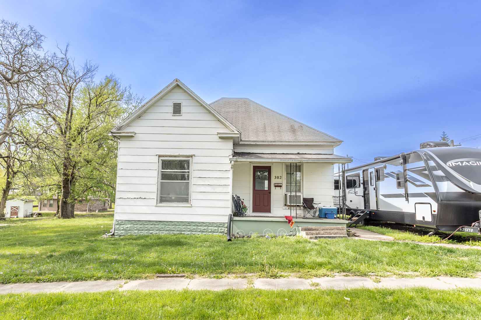 302 E Booker  