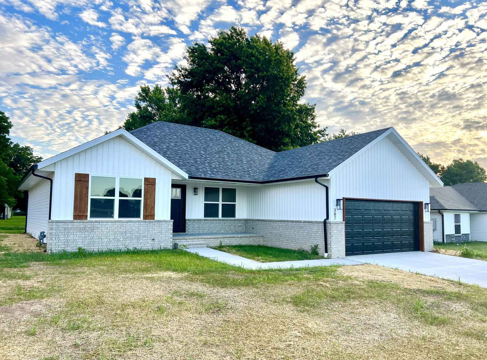 307 Peter St  