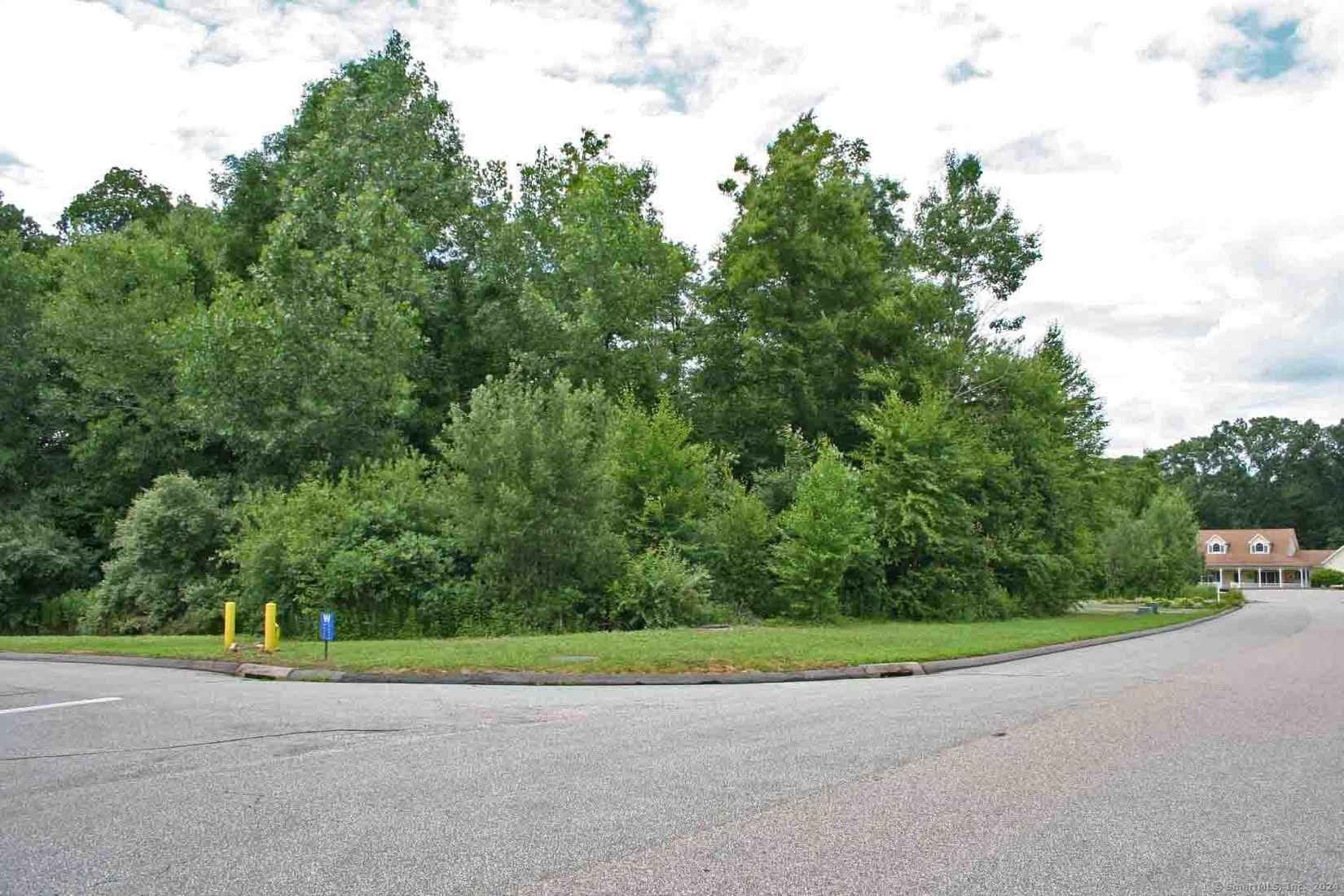 25 Whispering Woods Rd  