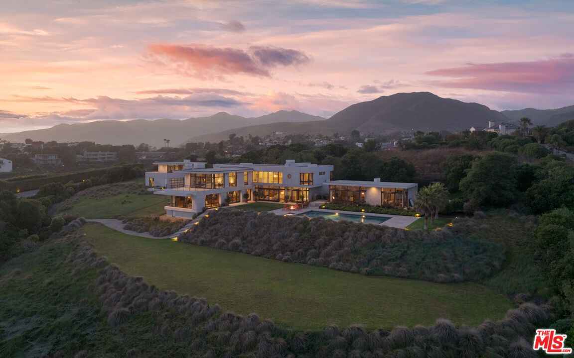 6220 Zumirez Dr  