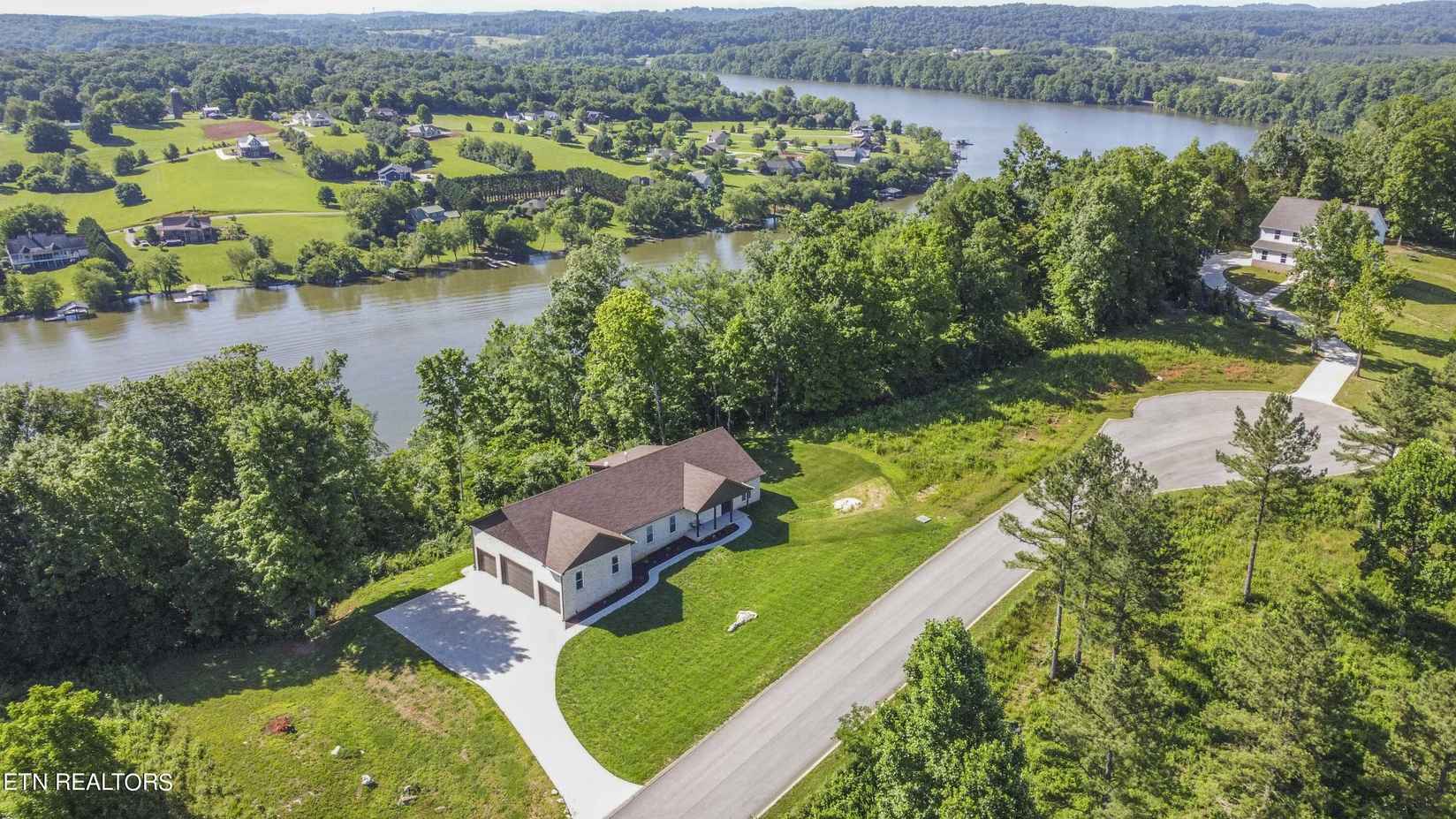 249 Lake Rdg Dr  