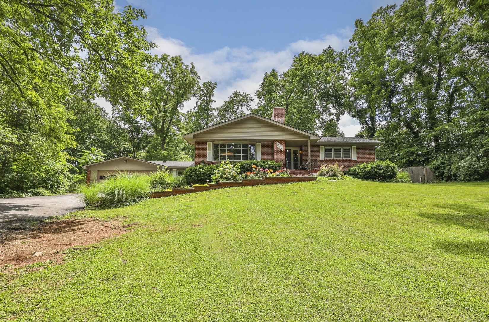 210 W Nottingham Ln  