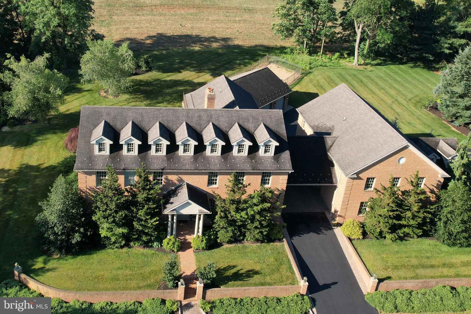 1095 RAGGED EDGE Rd  