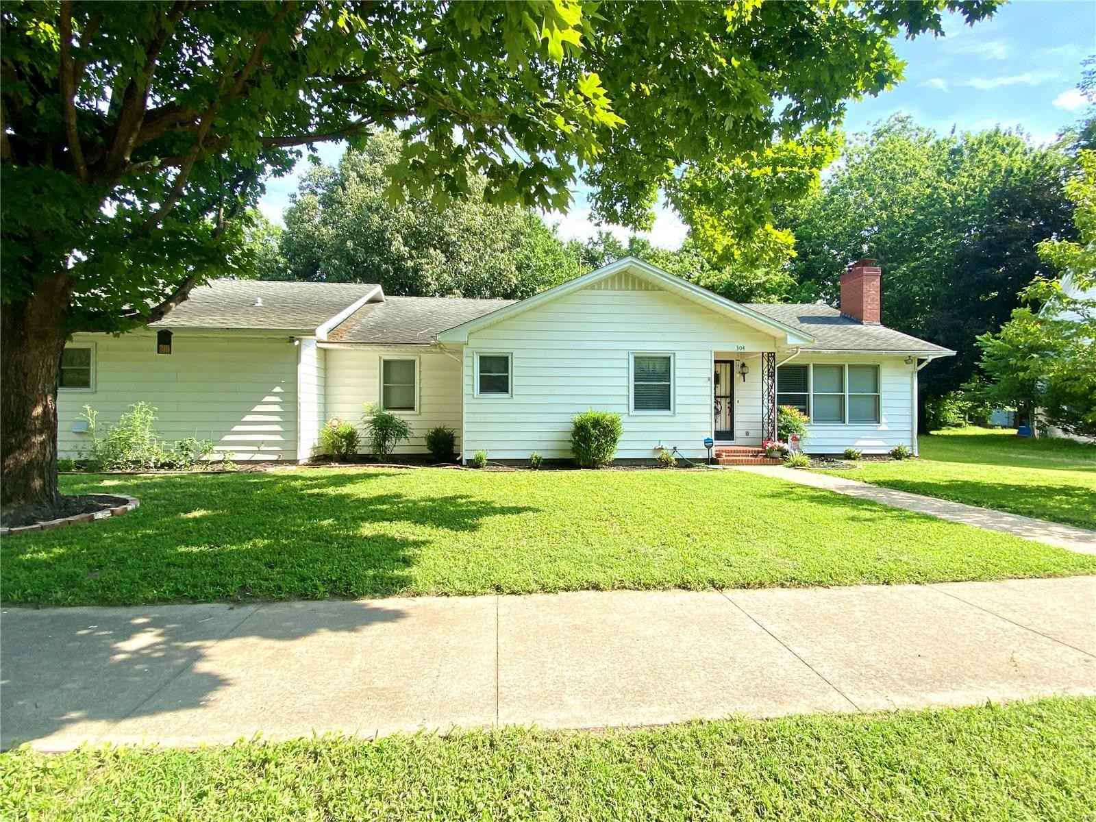 304 East Cypress St  