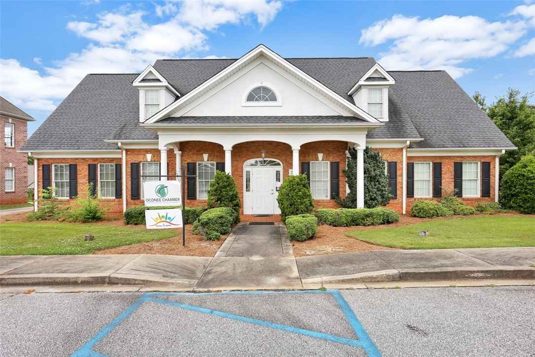 2 Leas Courtyard Dr  