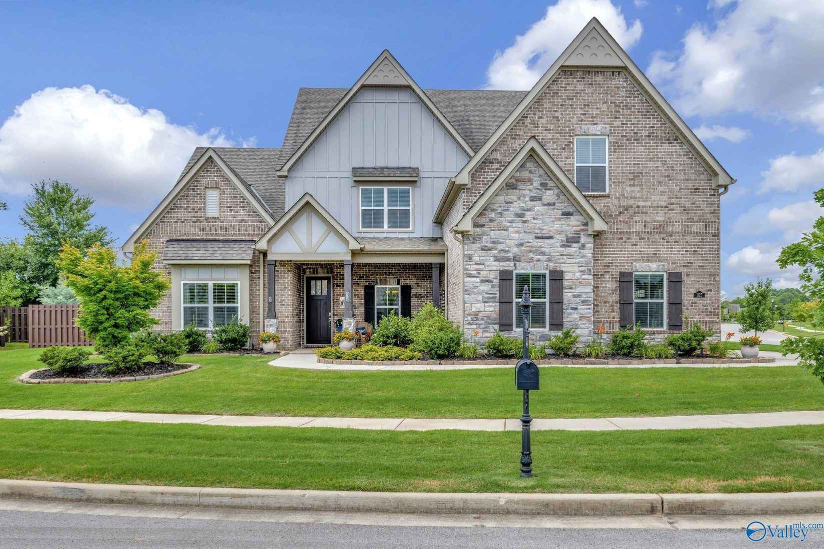 105 Willow Lake Cir SW  