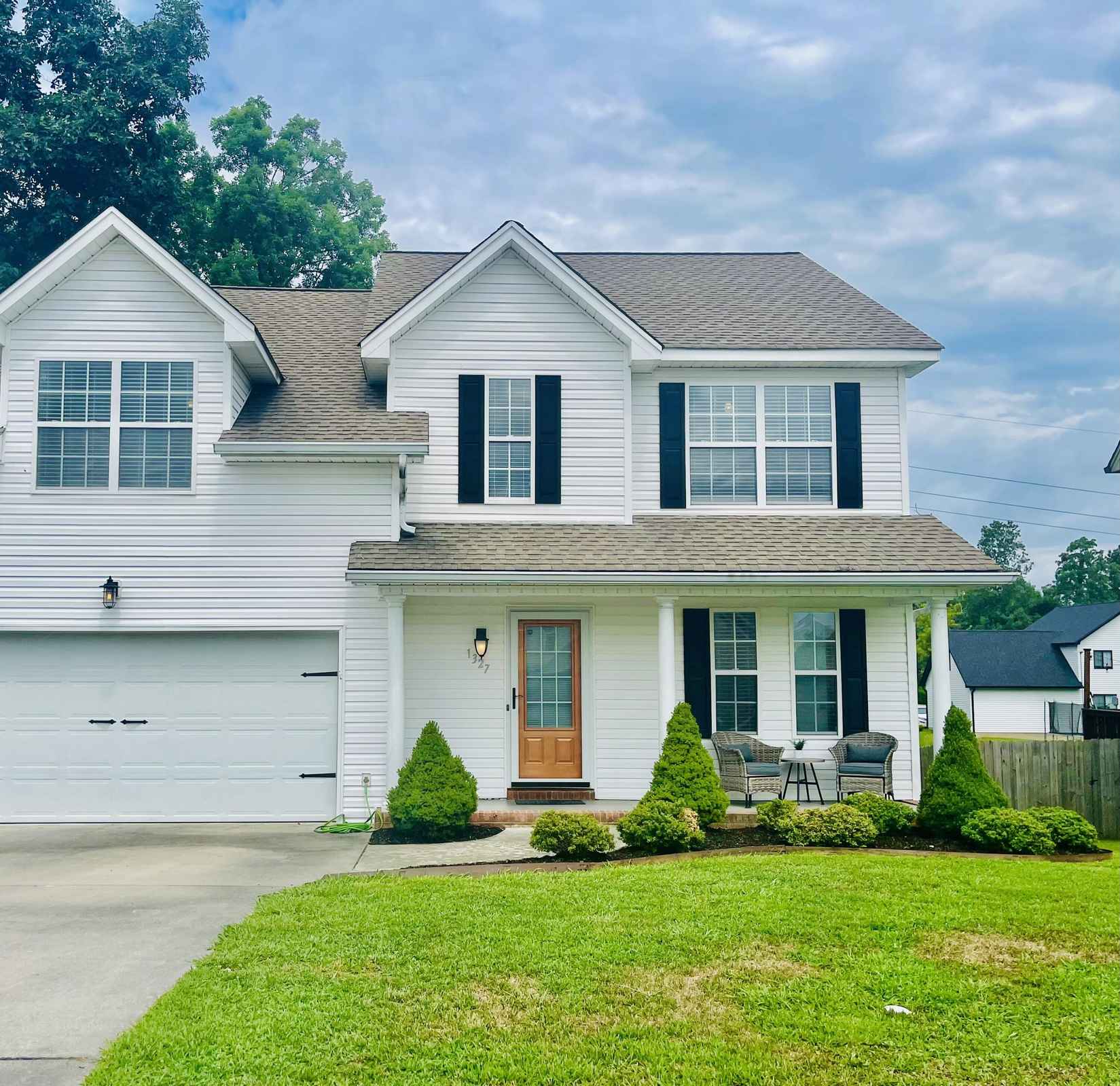 1327 Woodland Cove Pl NE  