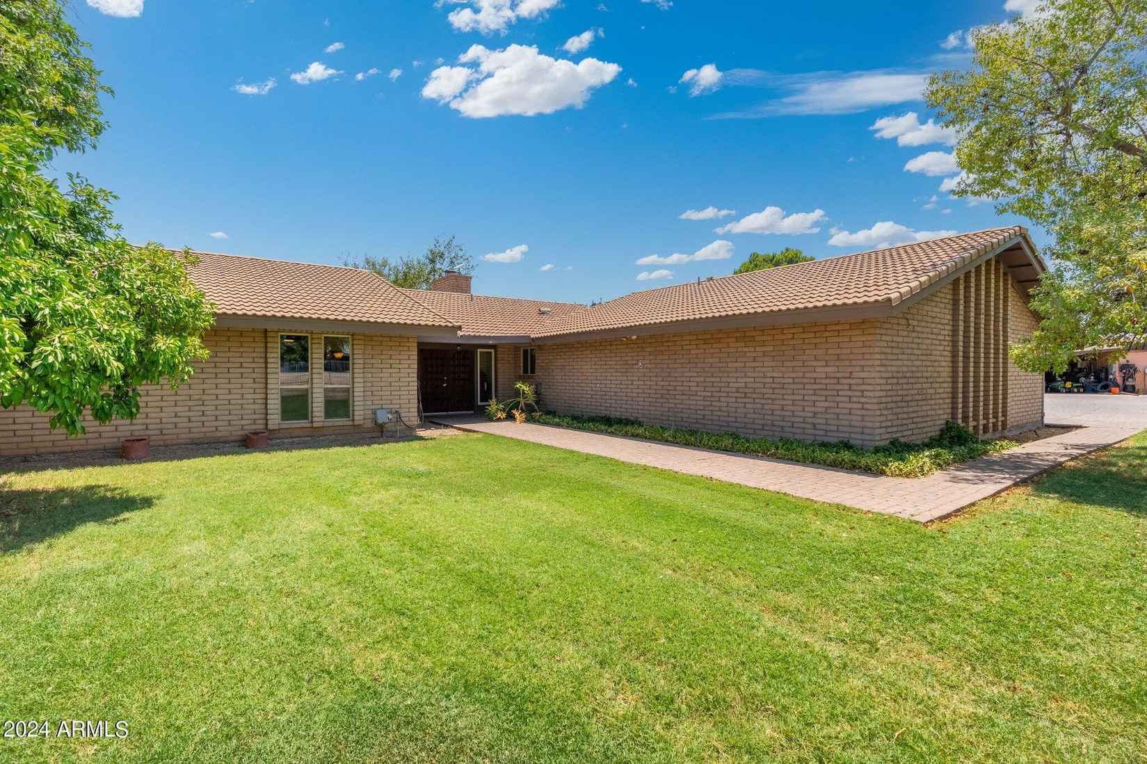 915 E GUADALUPE Rd  