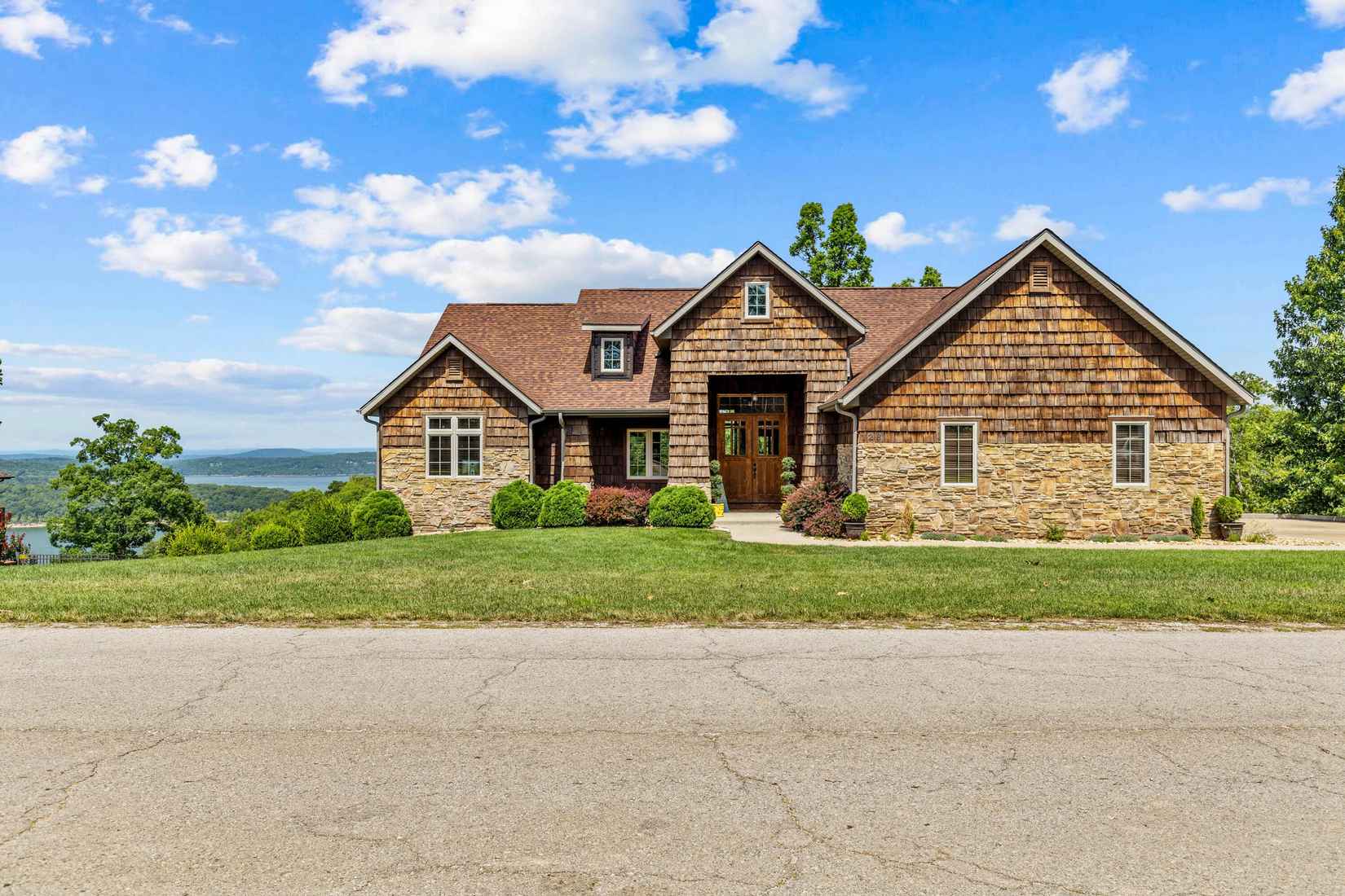 126 Pinnacle Shrs Dr  