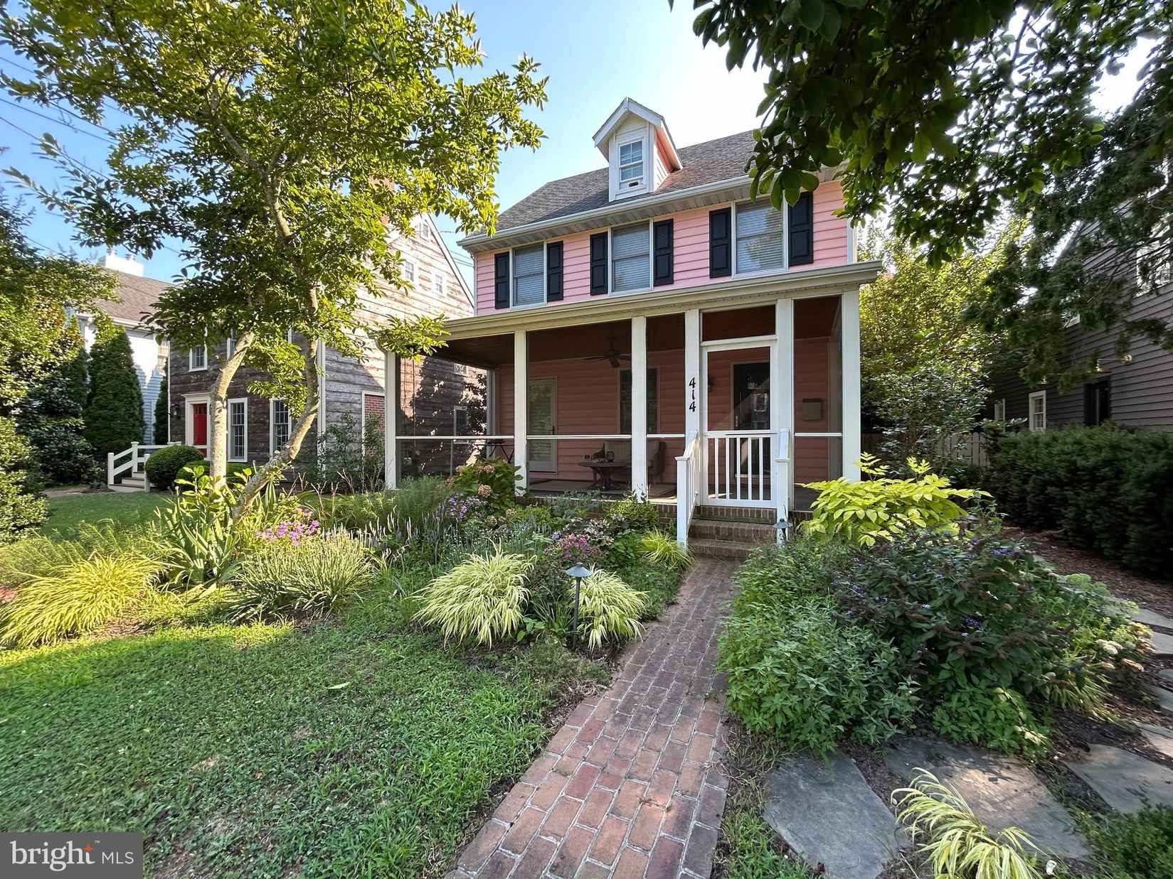414 W 4TH St  
