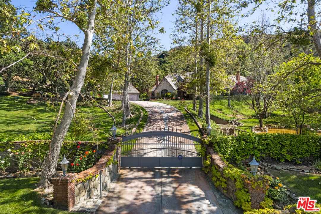 600 E Carlisle Rd  