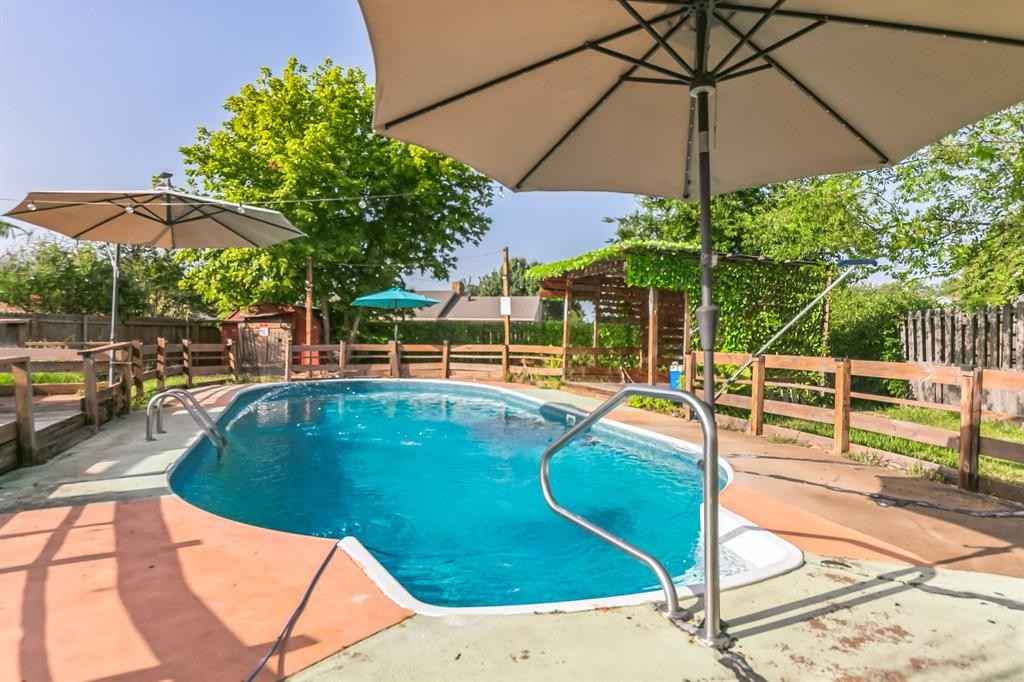 6 Broadmoor Ct  
