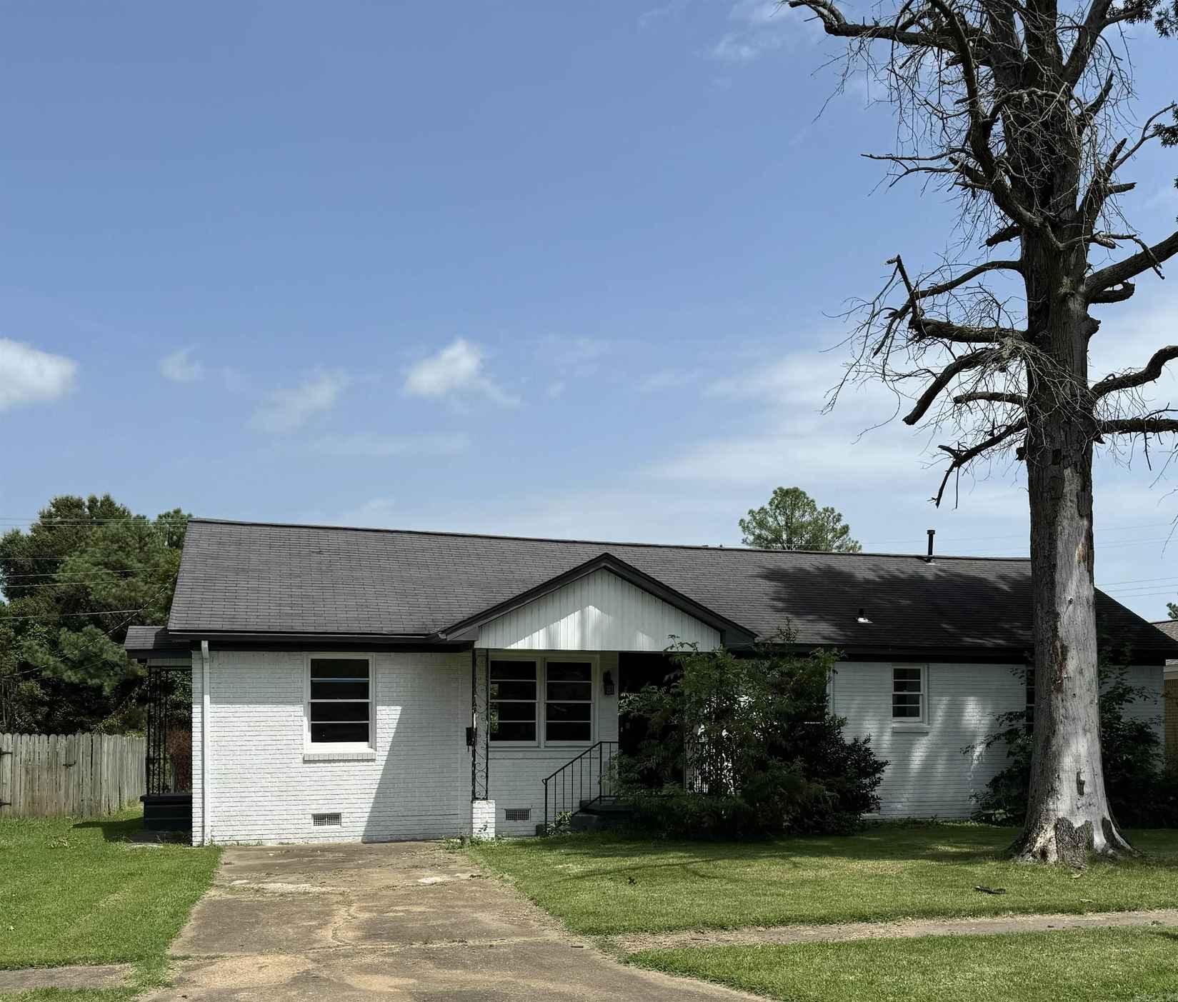 1412 N Broadway  