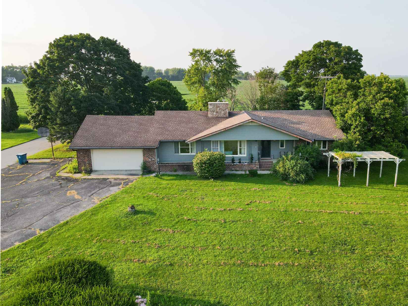 200 E North St  