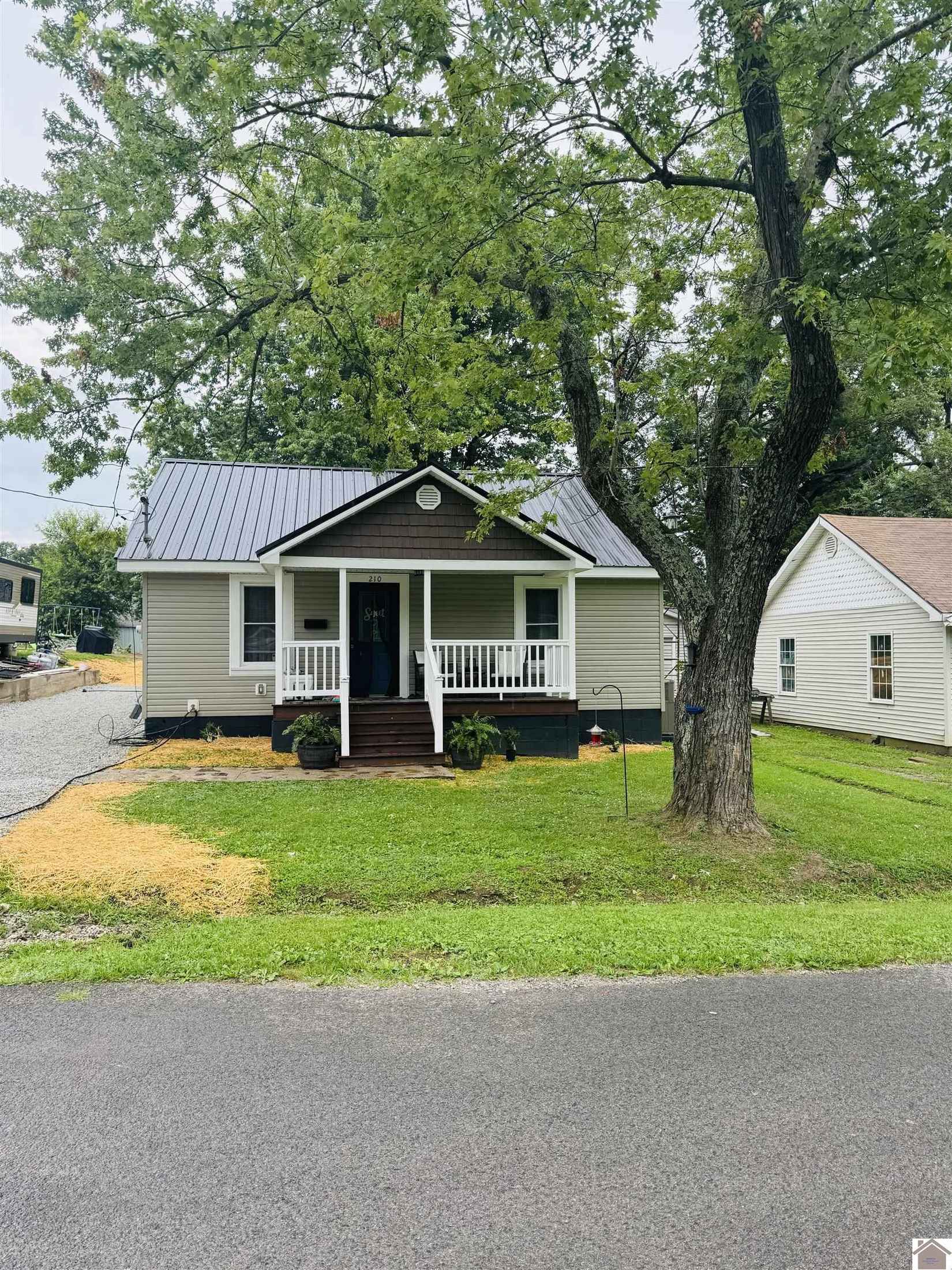 210 Ctr St  