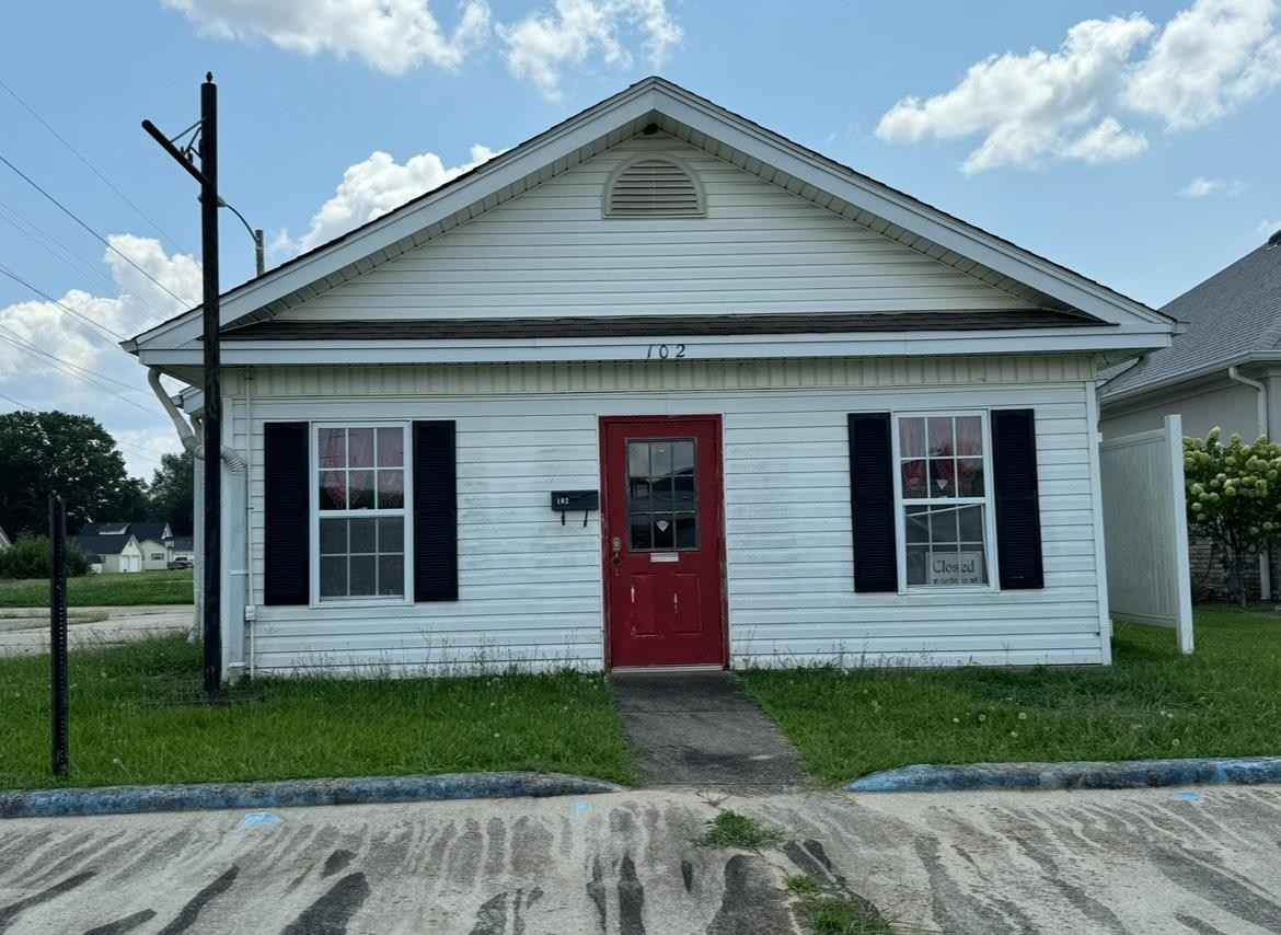 102 E Pershing Ave  