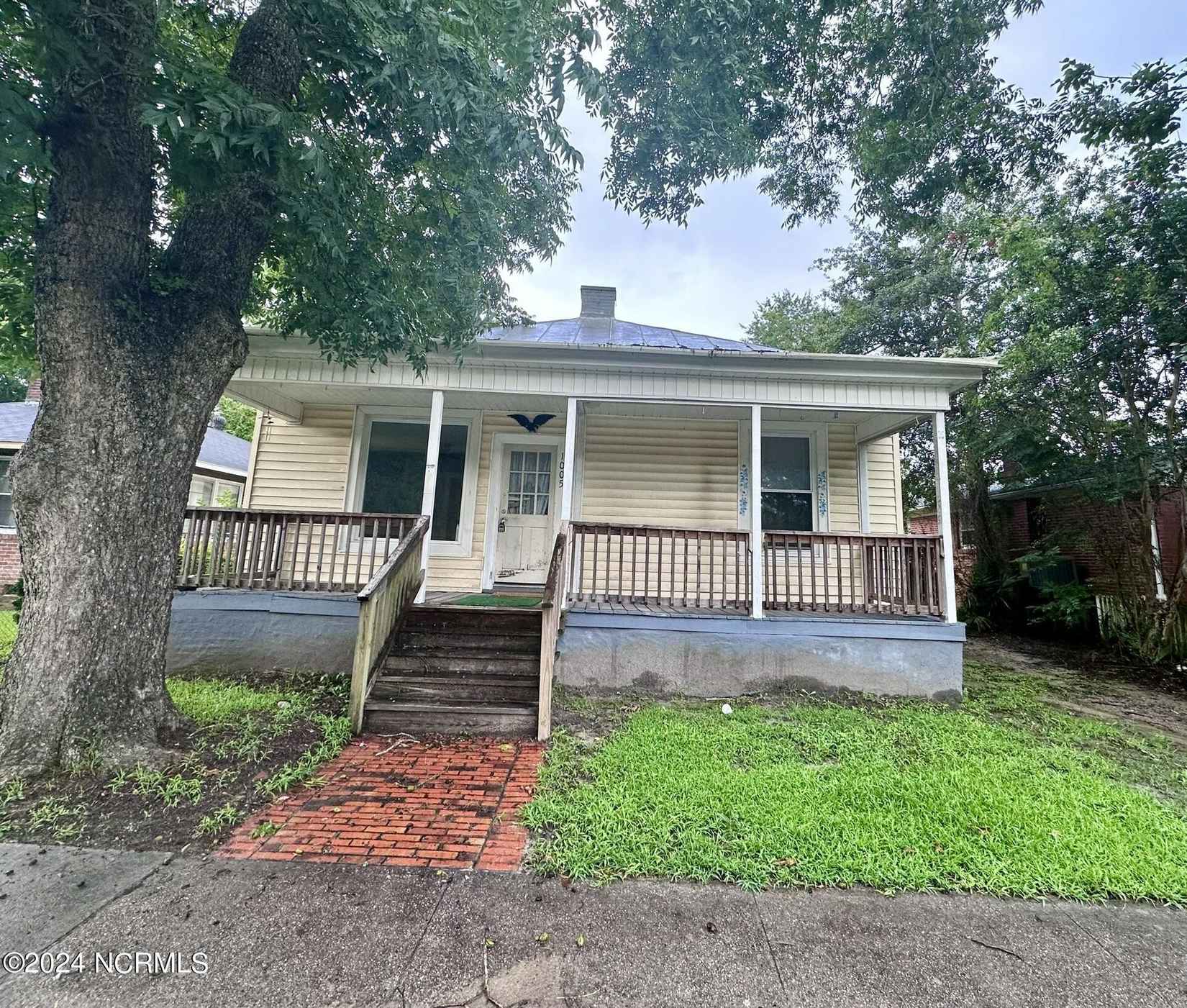 1005 N Bonner St  