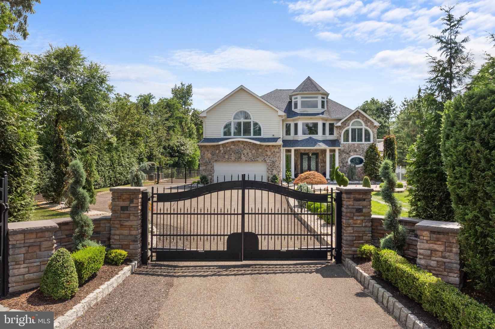 379 W COMMODORE Blvd  