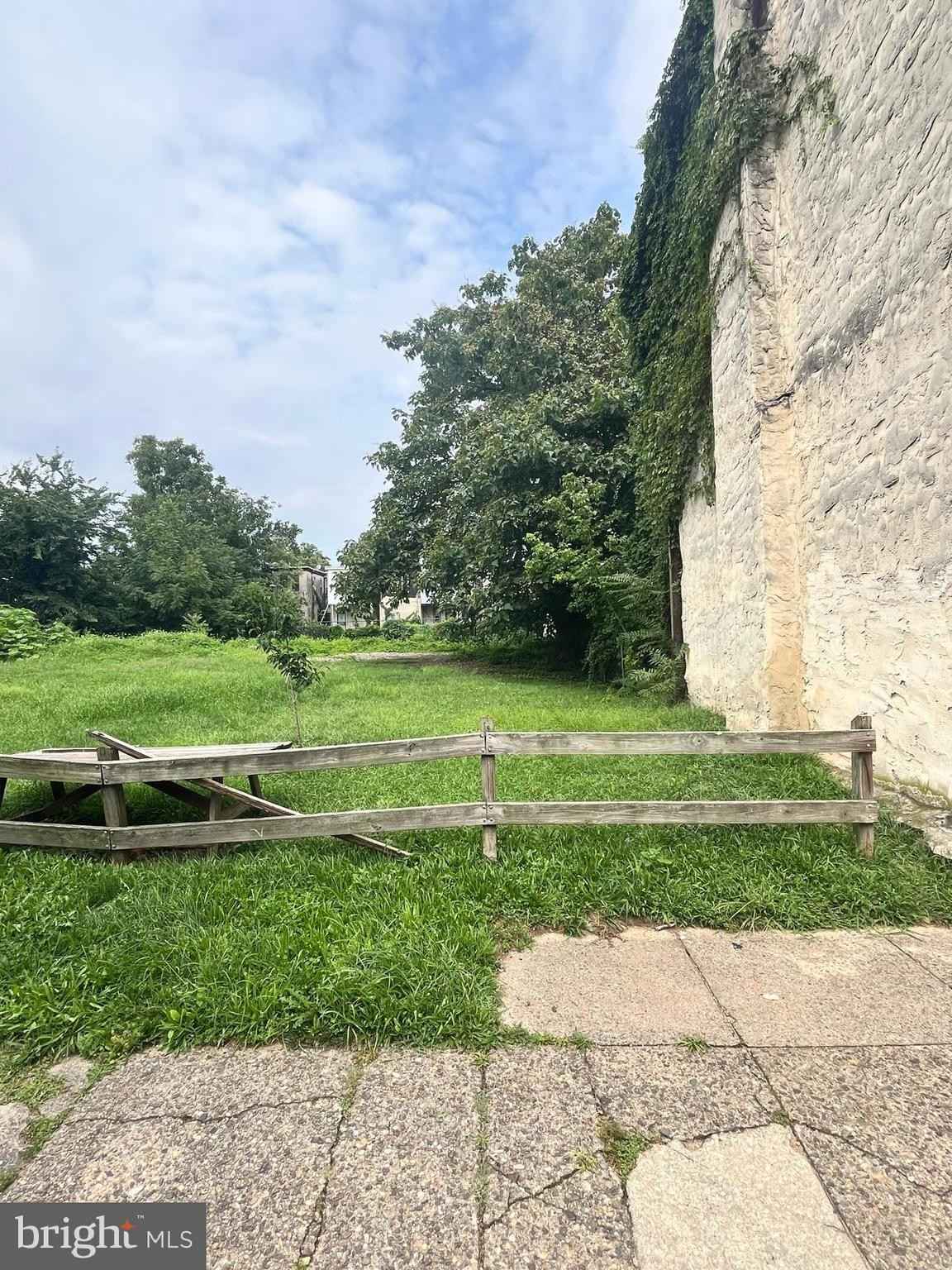 2025 W WESTMORELAND St  