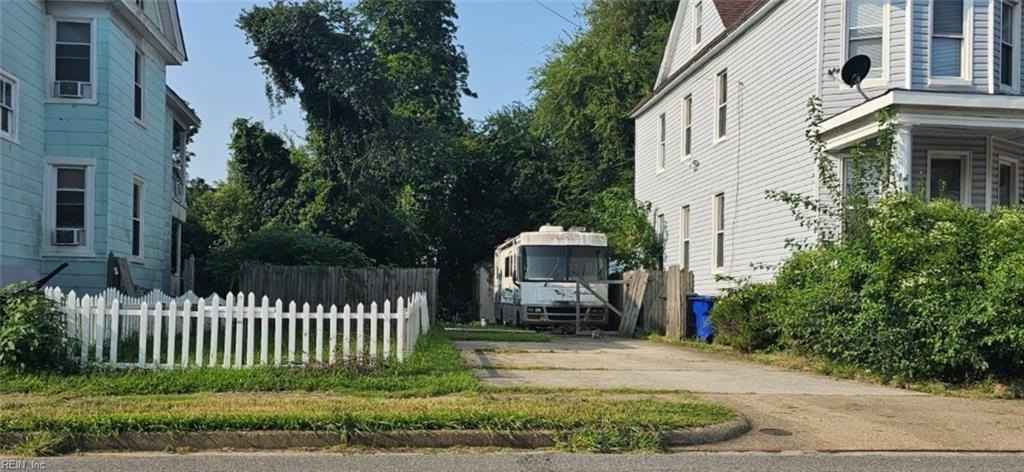 231 W 27th St  