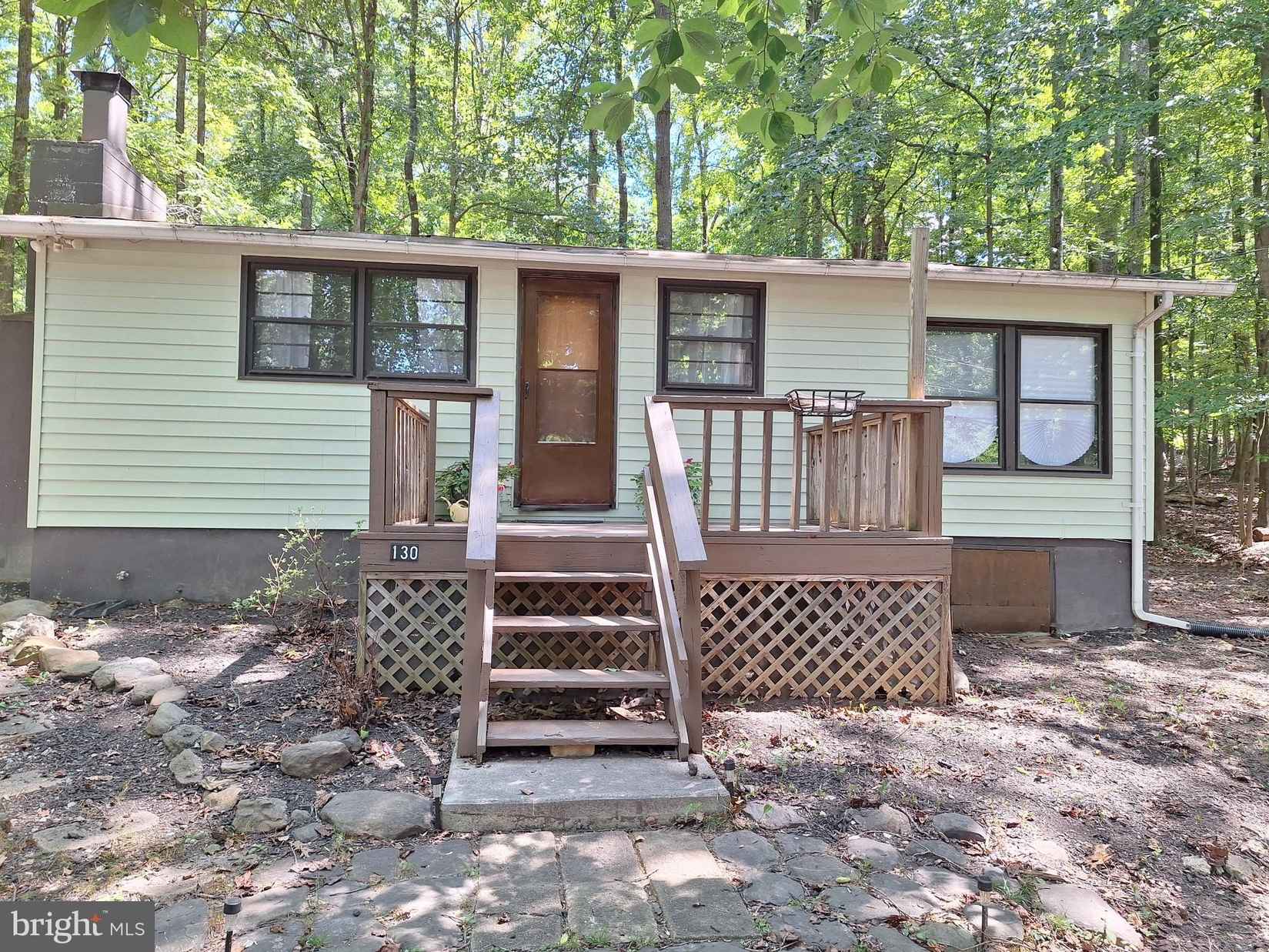 130 FLORAL Ln  