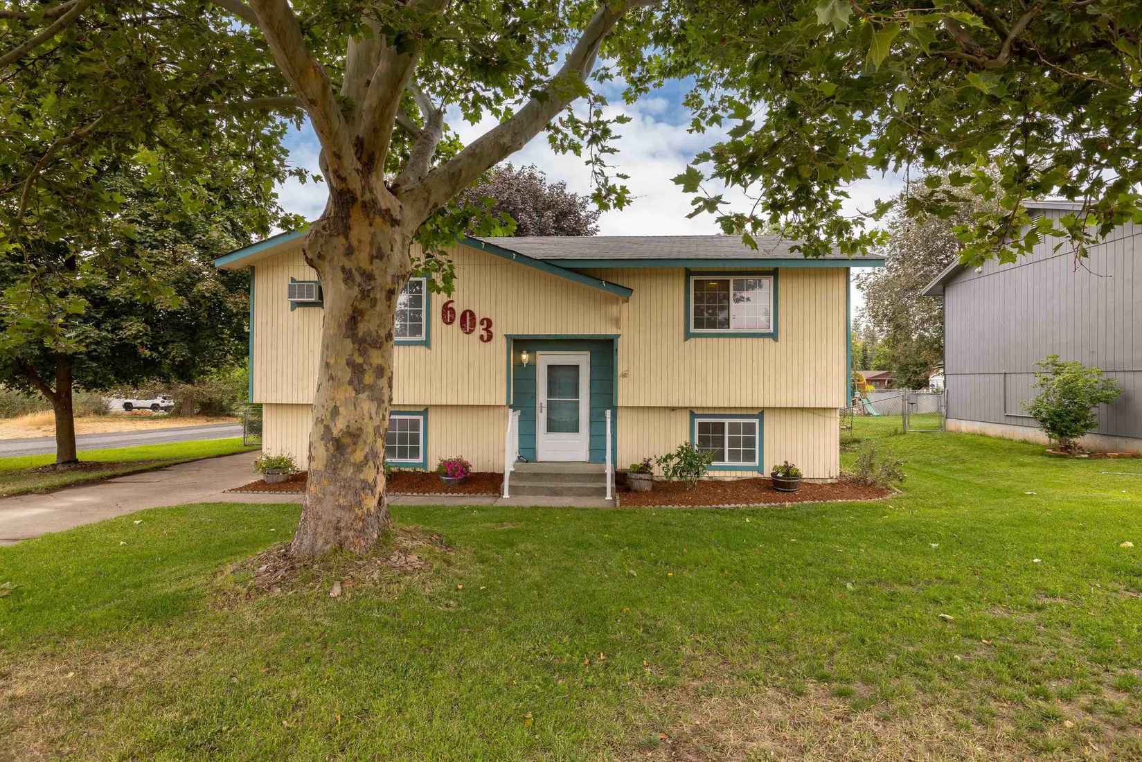 603 E Lk St  