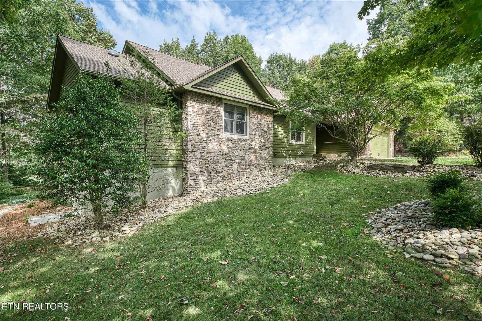 12 Amesbury Ct  