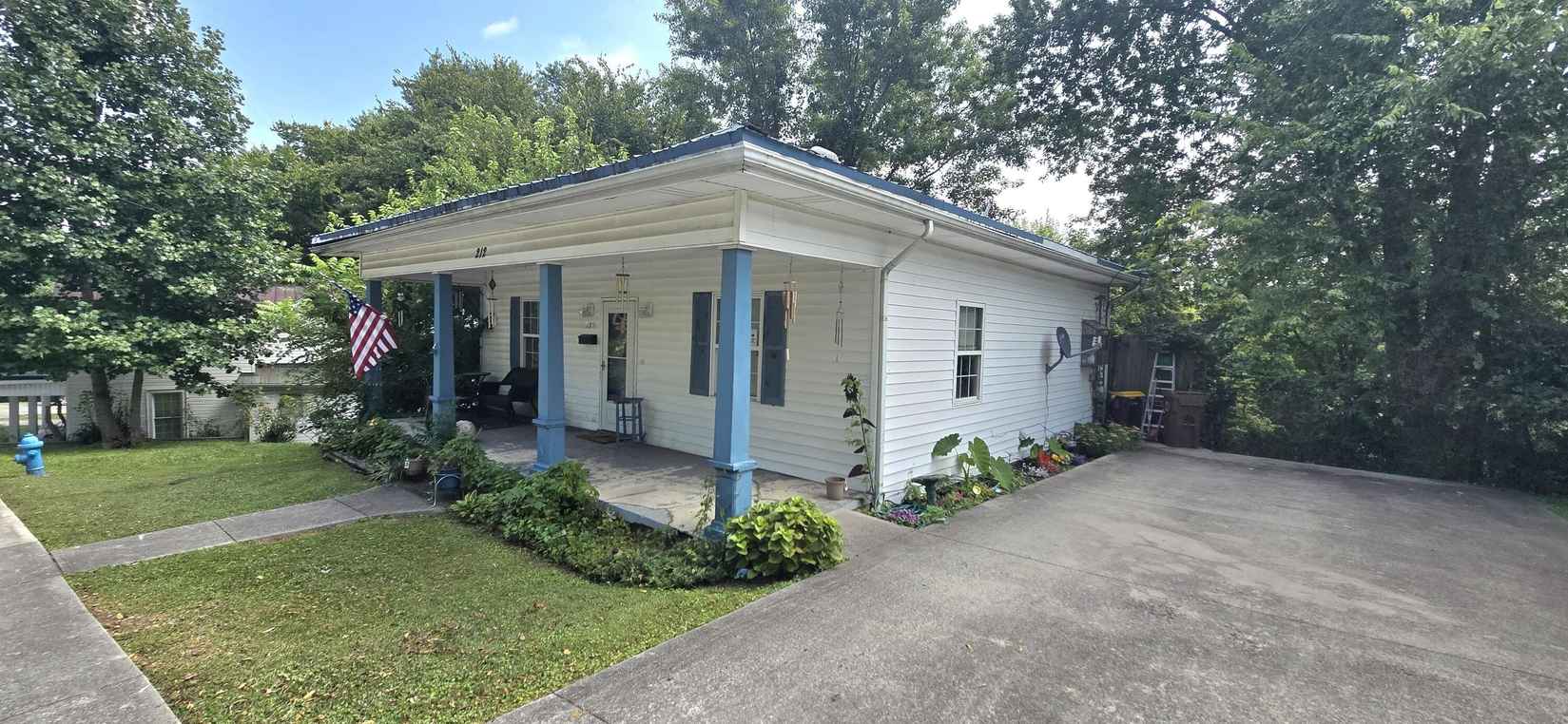 212 Old Monticello St  