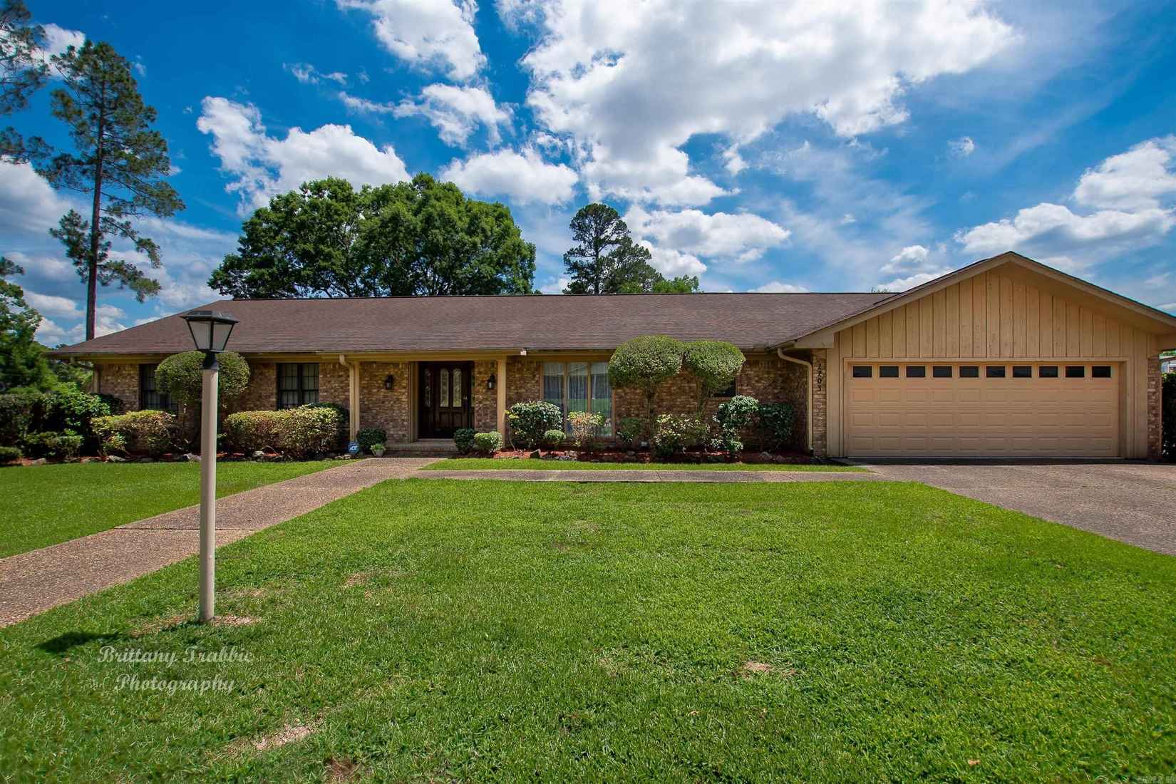2203 W Elm St  