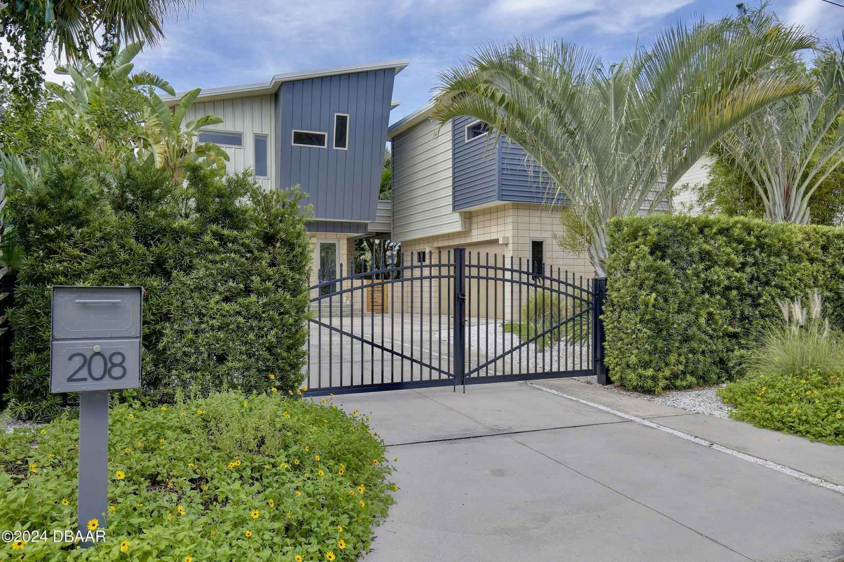 208 Dune Cir  