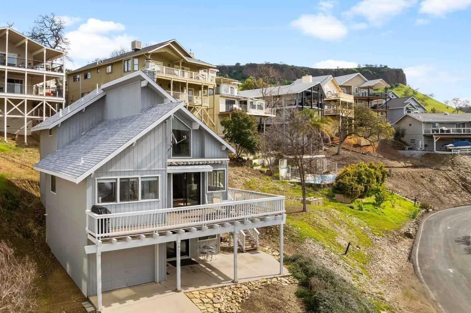 867 Foothill Rd  