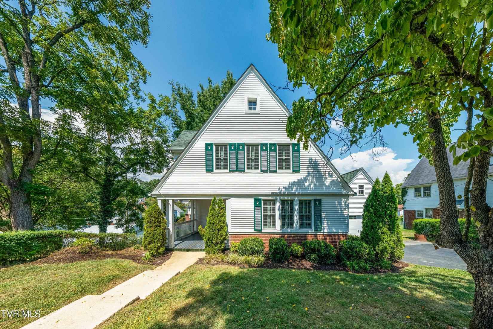 702 Yadkin St  