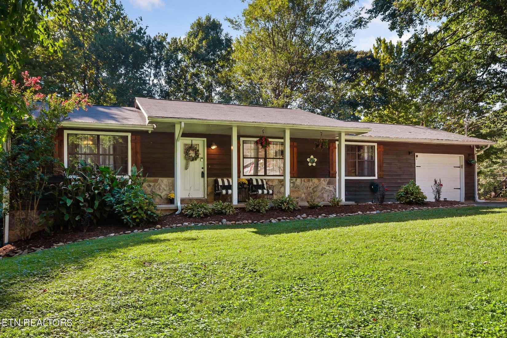 410 Den Ln  