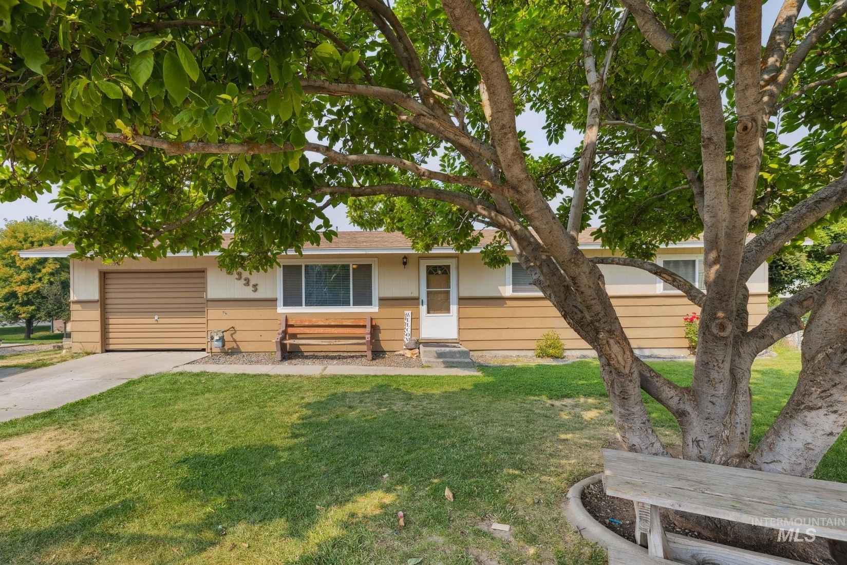 2325 Roxy Cir  