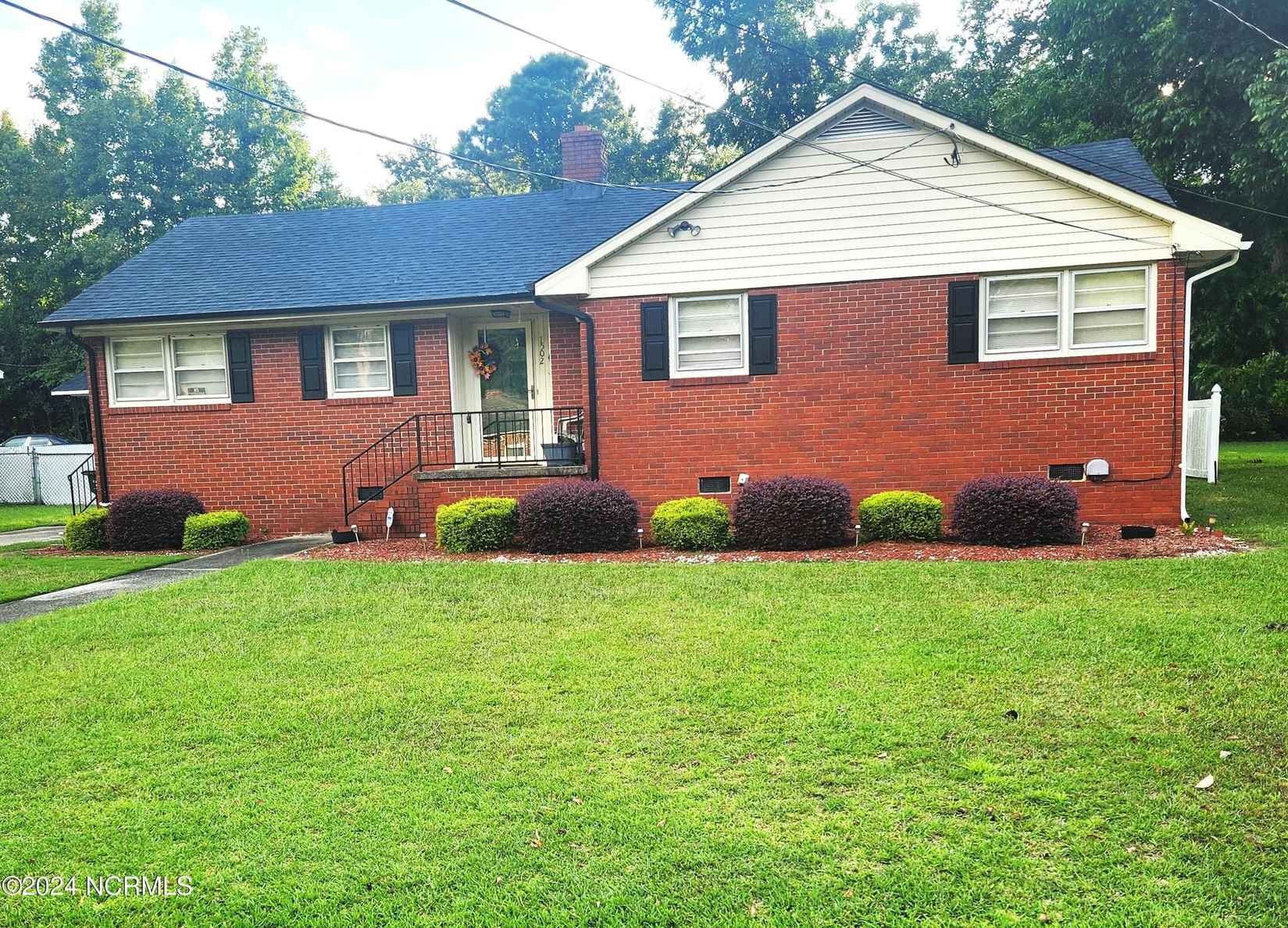 1502 Queens Rd  