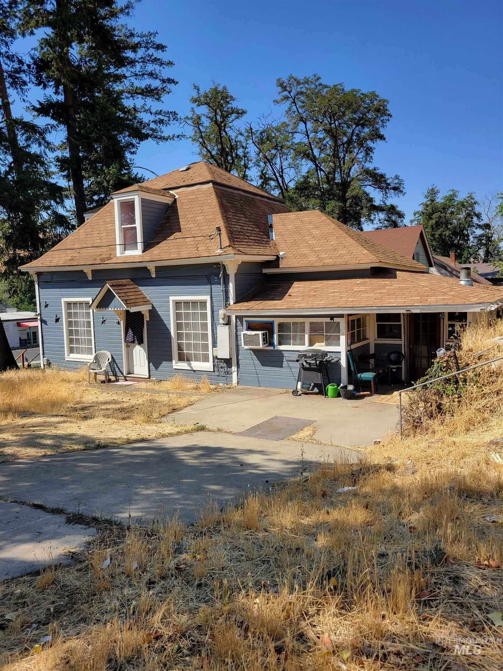 1371 Main St  