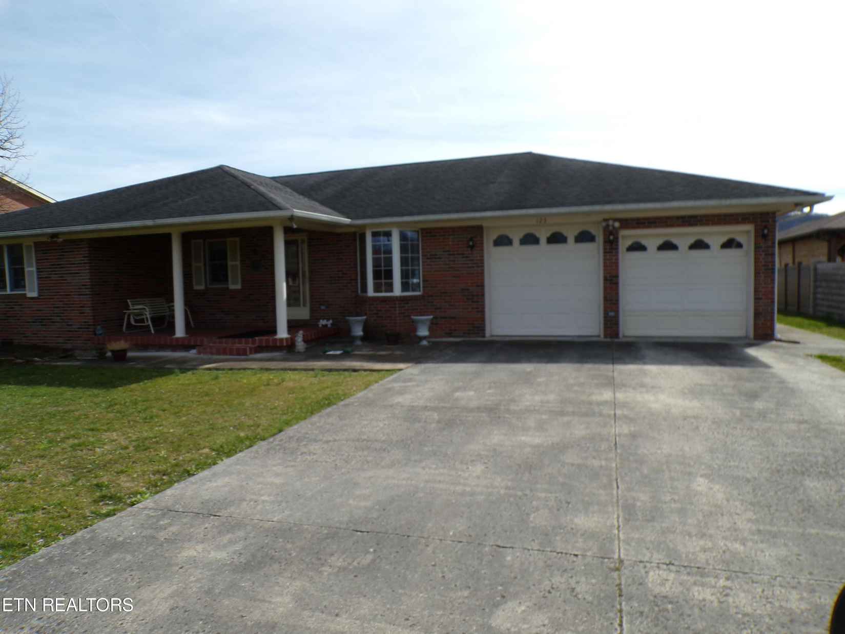 123 Twin Acres Rd  