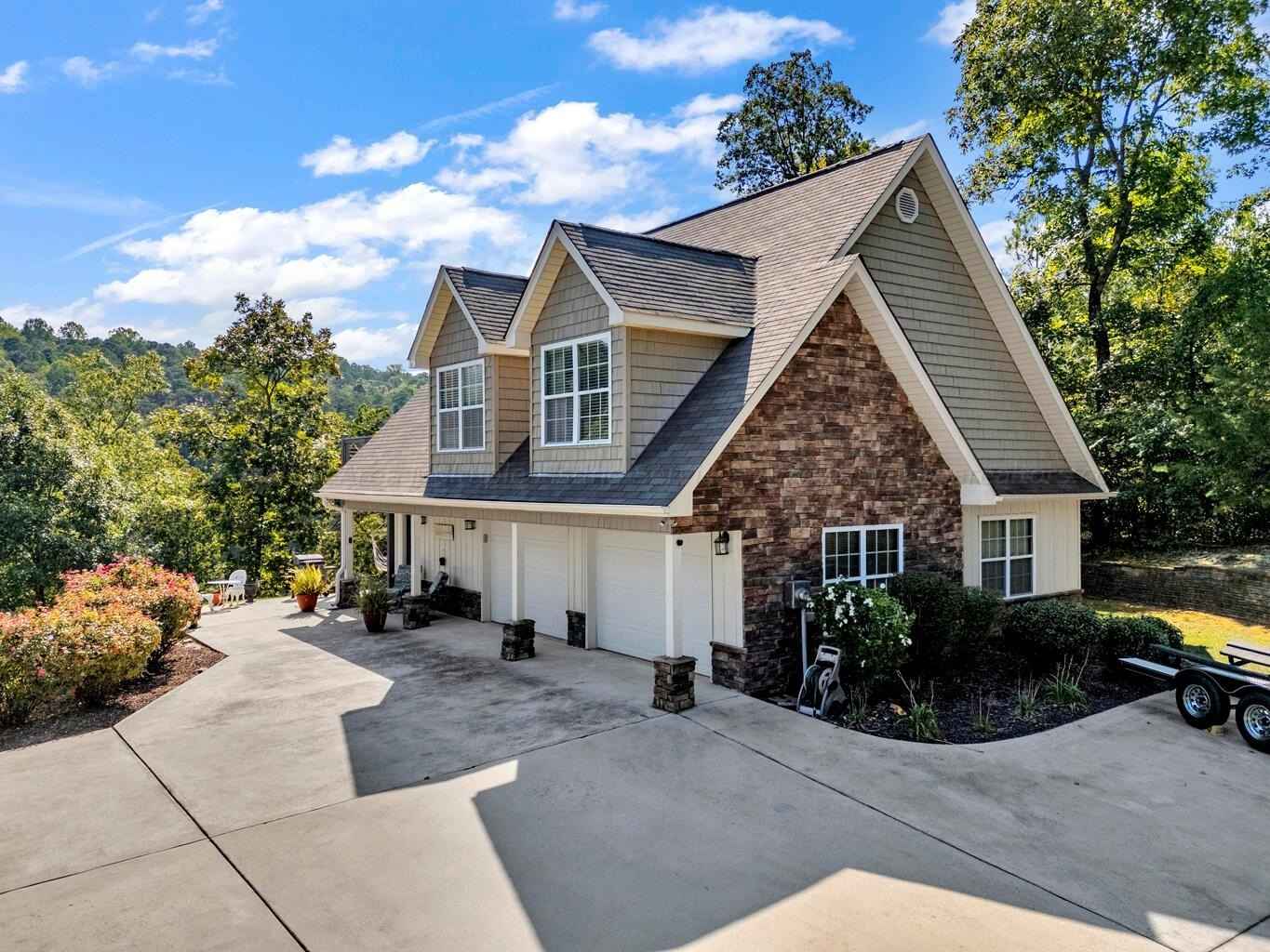 944 BLUFF Way DR  